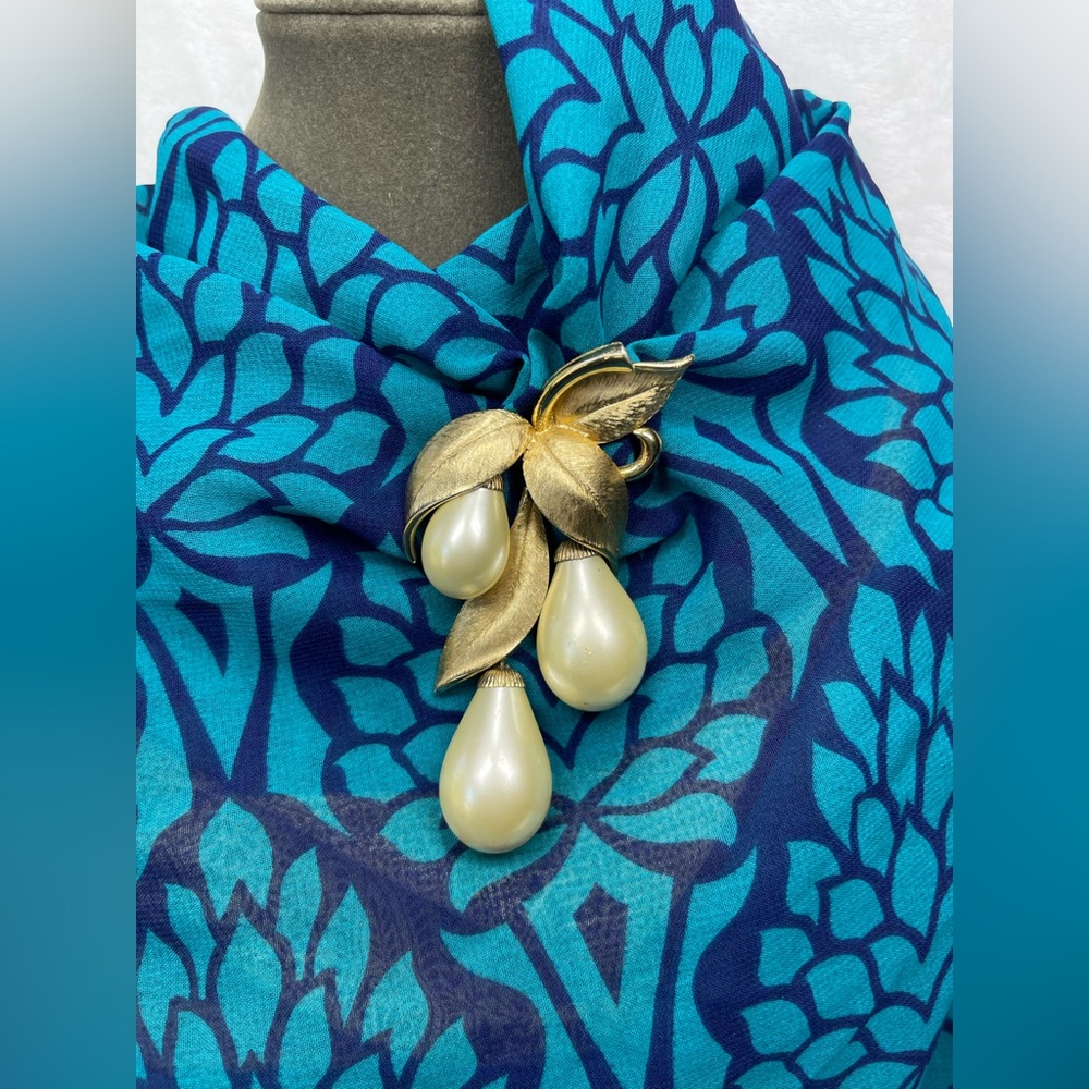 Vintage Brooch with glass beads gold tone